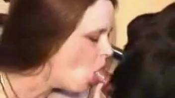 Alluring woman makes excellent use of her mouth in a steamy video
